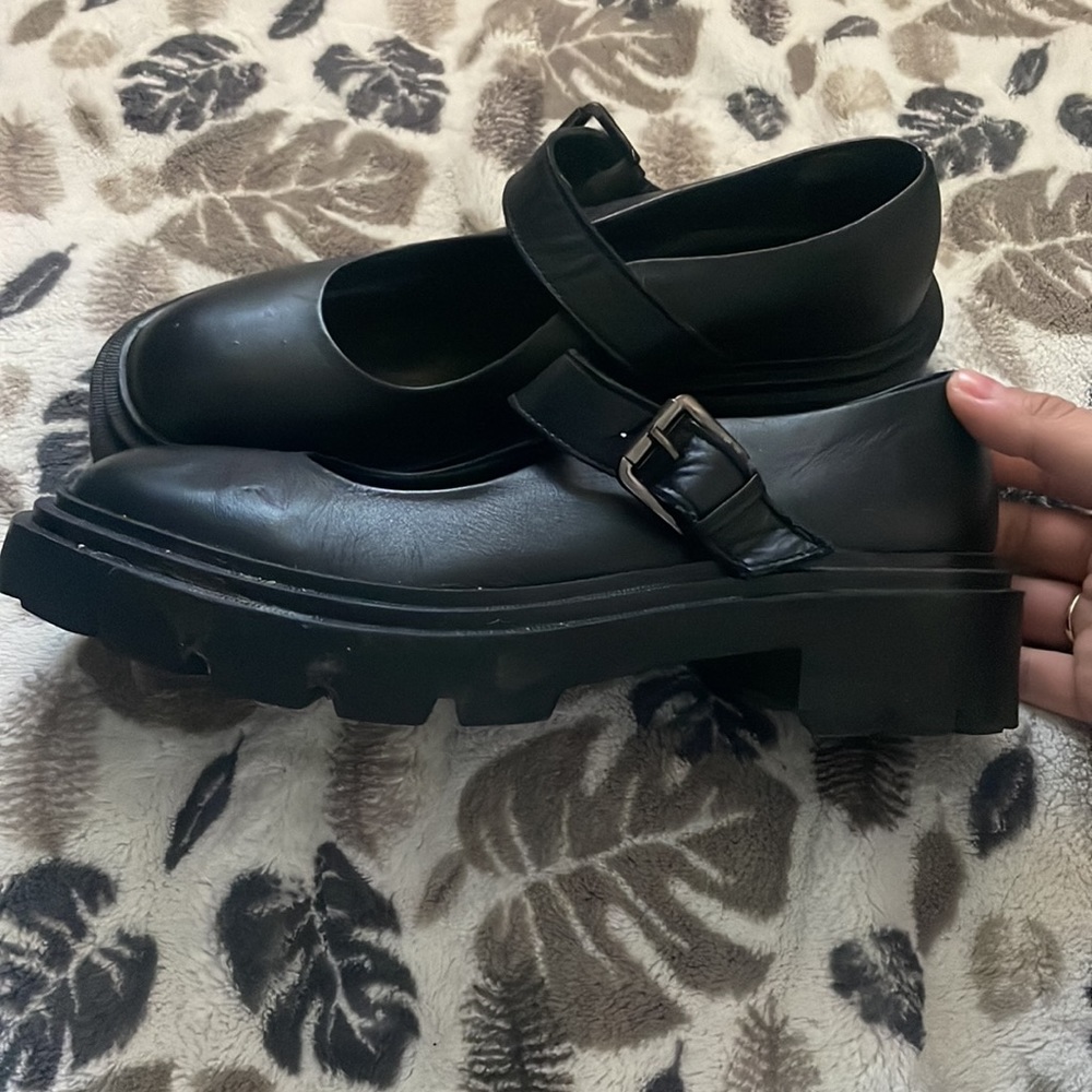 Shoe - Picture 2 of 2
